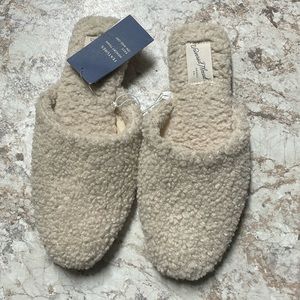 Universal Thread Women's Slippers Slip On Footwear  Size 7